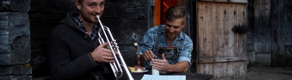 Lukas Schöbinger spielt Trompete vor der Brennerhütte