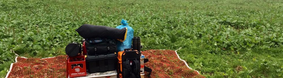 Filmequipment wartet auf Hubschraubertransport